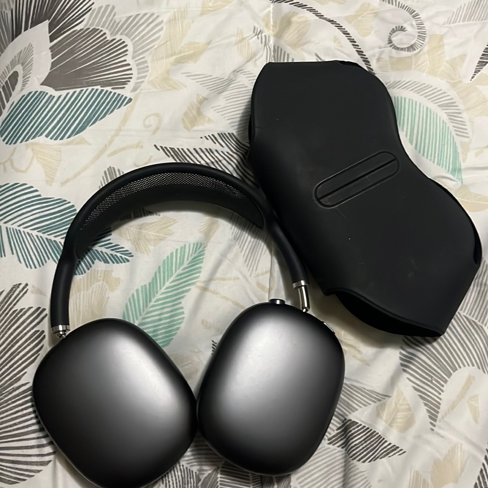 Gently used Airpod max’s black. In good condition no problems!
